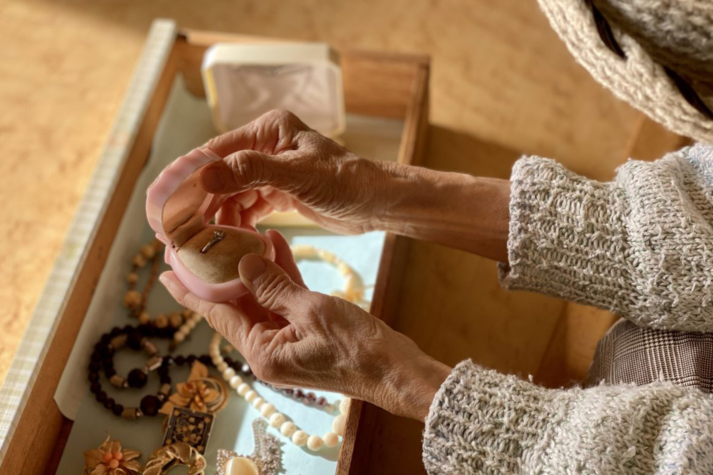 香川県で遺品整理の不用品回収・生前整理の不用品回収のことなら【有限会社平野クリーン】遺品整理の不用品回収専門スタッフが故人様の思い出の品を安心・安全・迅速に片付けのお手伝い。ご遺族のお気持ちの寄り添った誠心誠意な対応をいたします